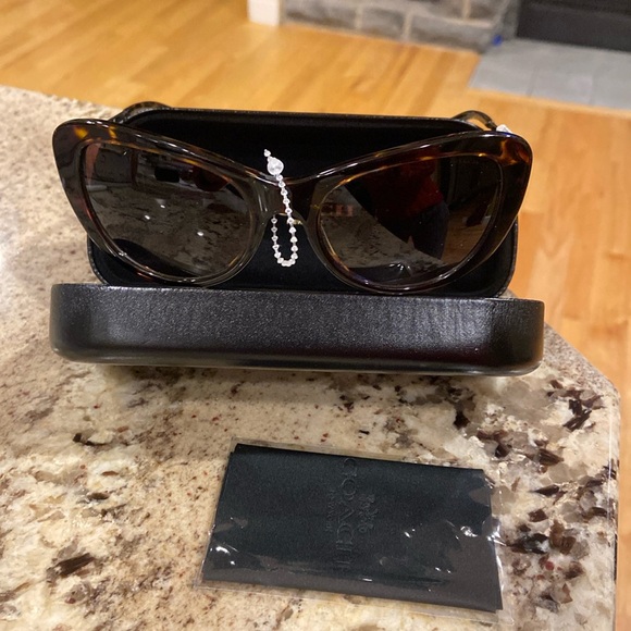 NWT COACH HC8247 CATEYE WOMEN’S SUNGLASSES WITH CASE AND CLEAN CLOTH - Picture 2 of 11